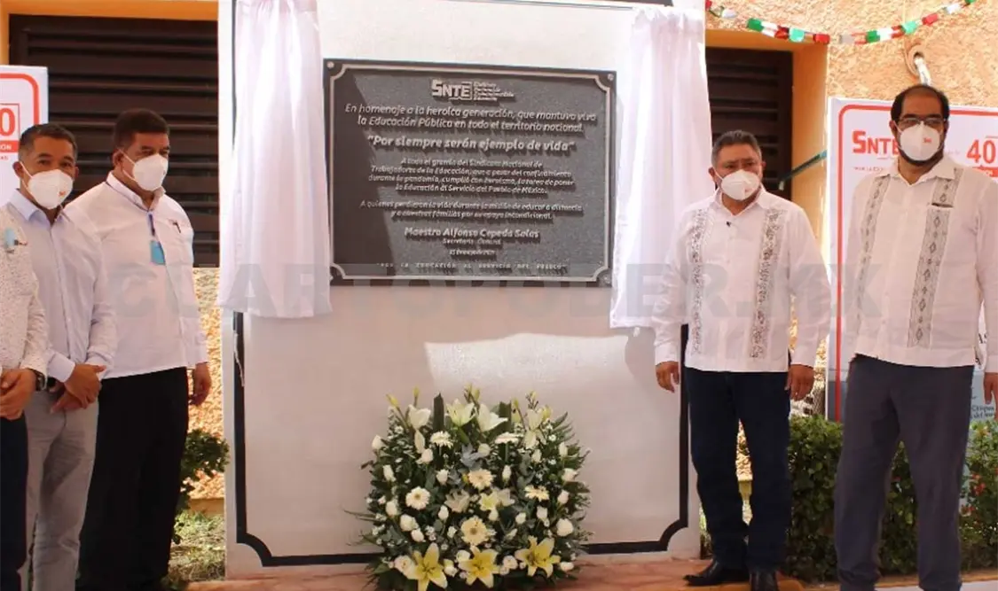 El evento se llevó a cabo en la Sección 40 del SNTE, donde develaron la placa en honor a los docentes. CP