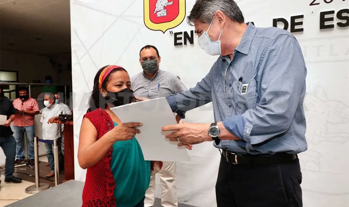 El edil Carlos Morales felicitó a las familias beneficiadas, y dijo que su gobierno seguirá trabajando por brindar certeza patrimonial. CP