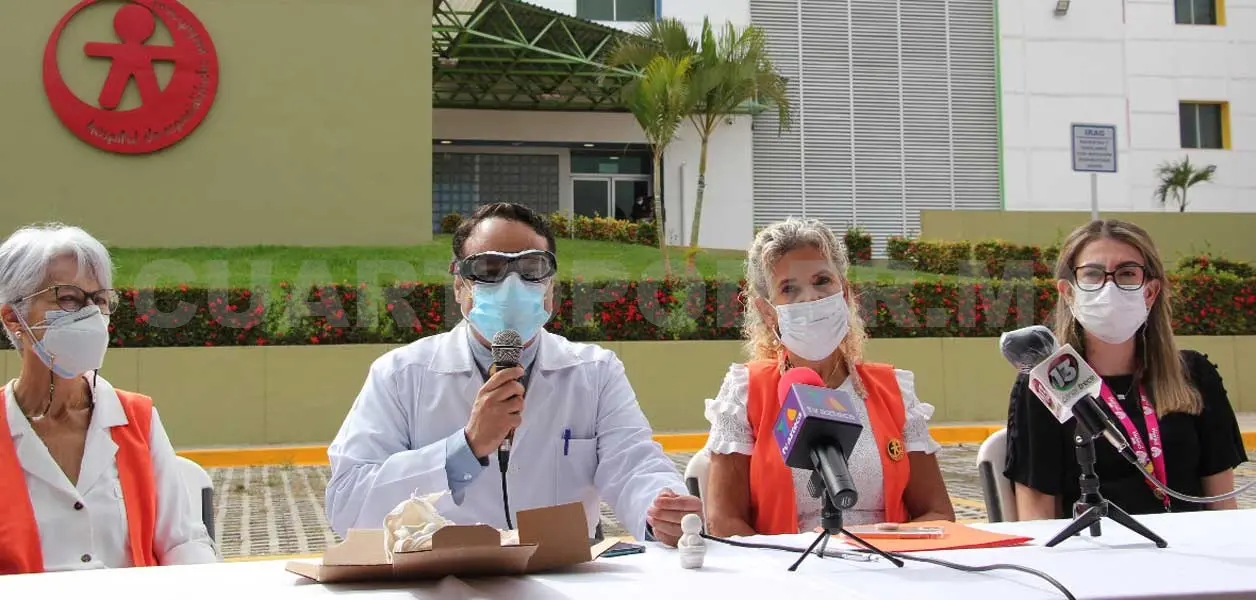 Acompañado de la directora general del DIF Chiapas, el director del HEP, Rafael Heberto Guillén, agradeció al Voluntariado todo el esfuerzo. Cortesía