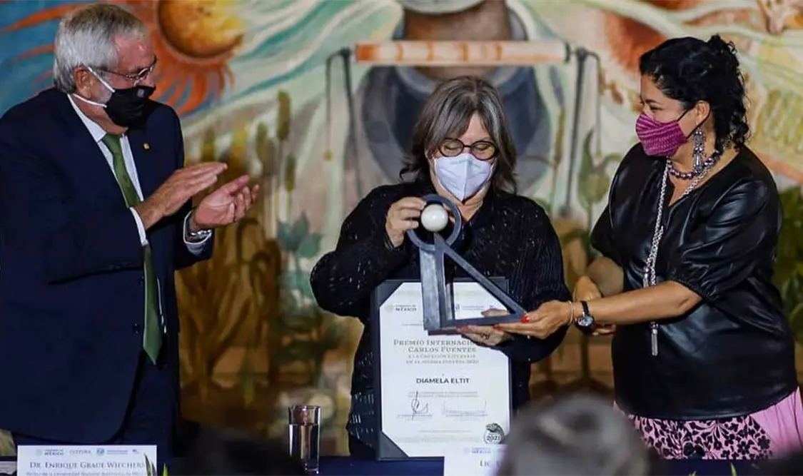 La escritora se convirtió en la segunda mujer en obtener el galardón. Cortesía