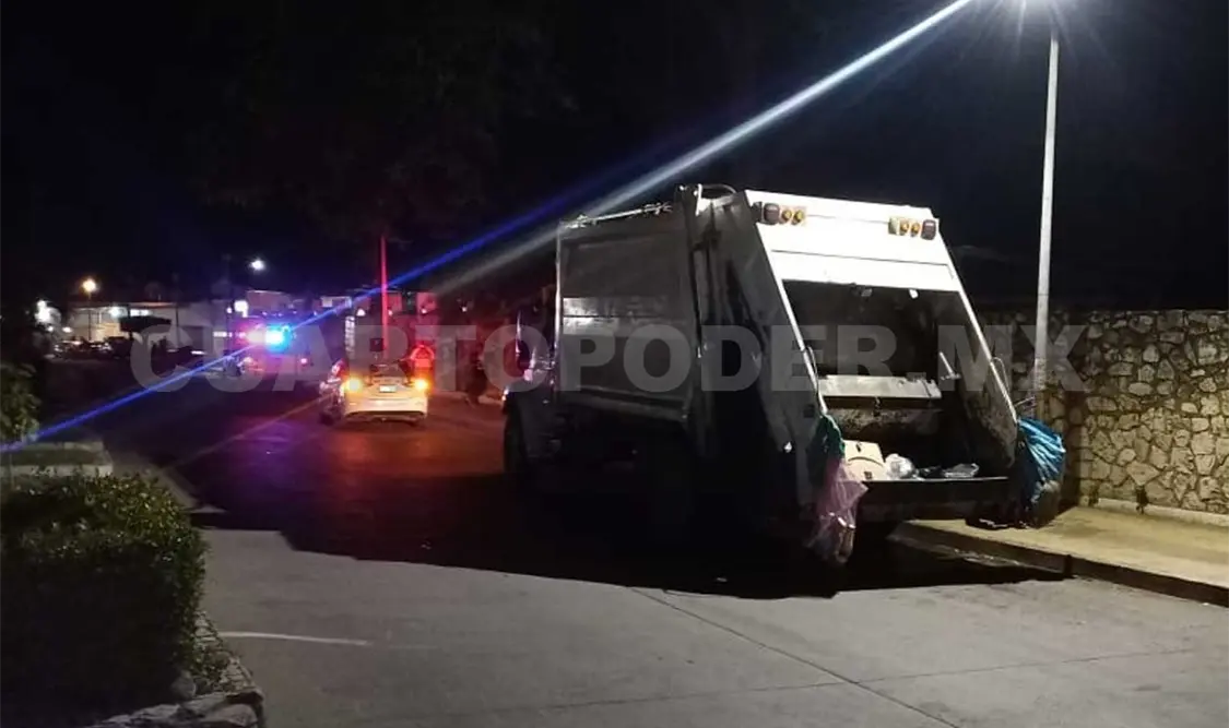 El accidente ocurrido en el cruce de una avenida y un bulevar, luego de que un camión recolector de basura arrollara a un motociclista. Genaro Sánchez / CP