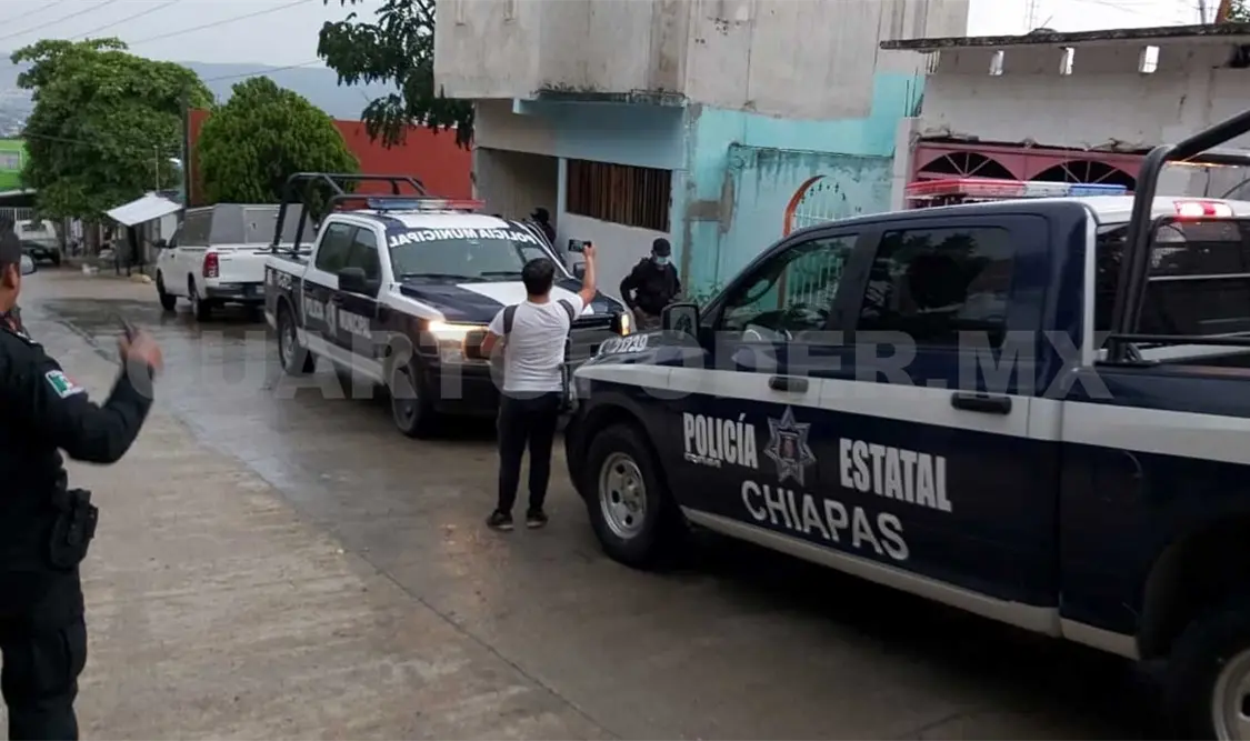 Elementos de la Policía Municipal y Estatal se trasladaron al lugar para tomar conocimiento de los hechos. Ulises López / CP
