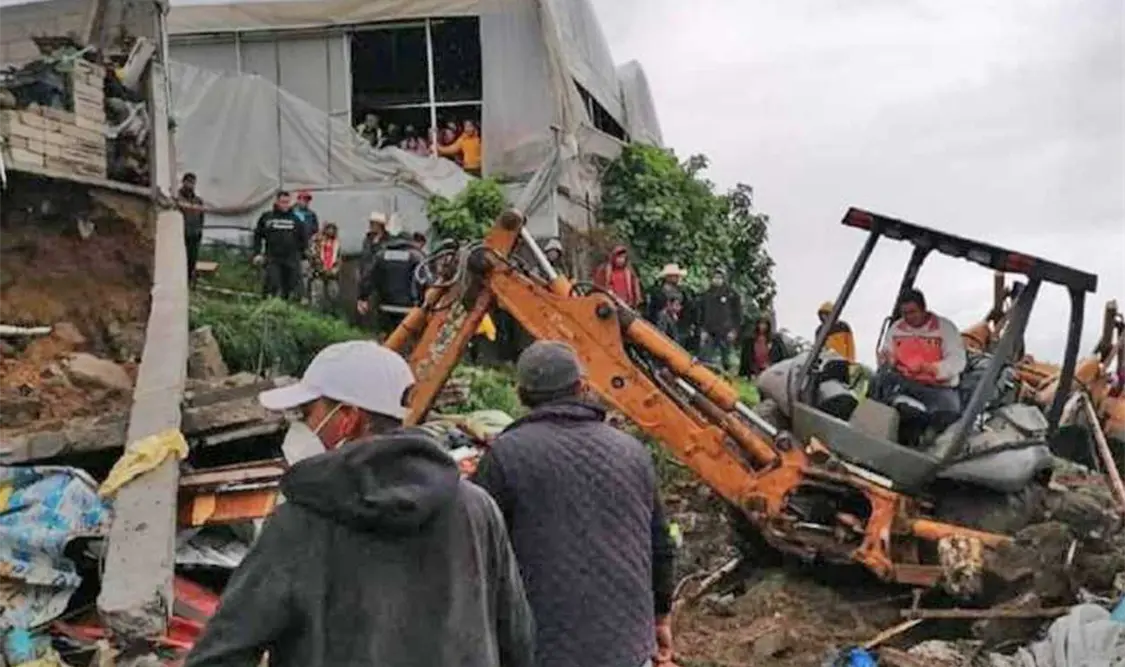 De acuerdo con autoridades municipales, el reblandecimiento de una barda por las lluvias fue la causa del derrumbe. Cortesía