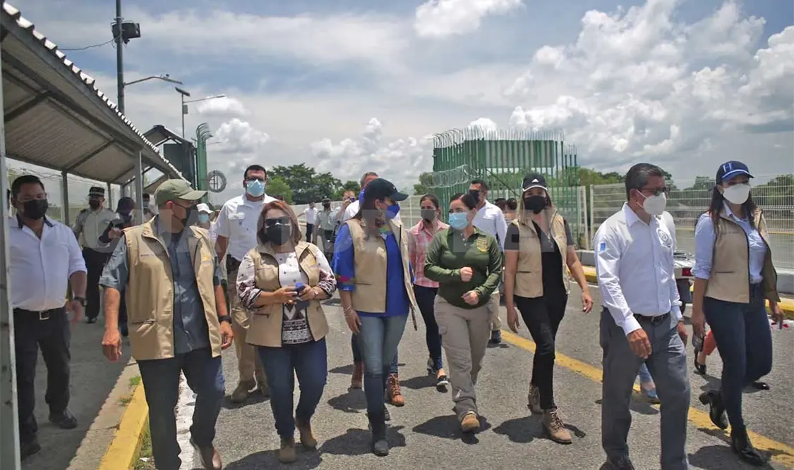 La primera dama de Honduras, Ana García, realizó un recorrido por la frontera del río Suchiate, en albergues e instalaciones migratorias. Víctor Sánchez / CP