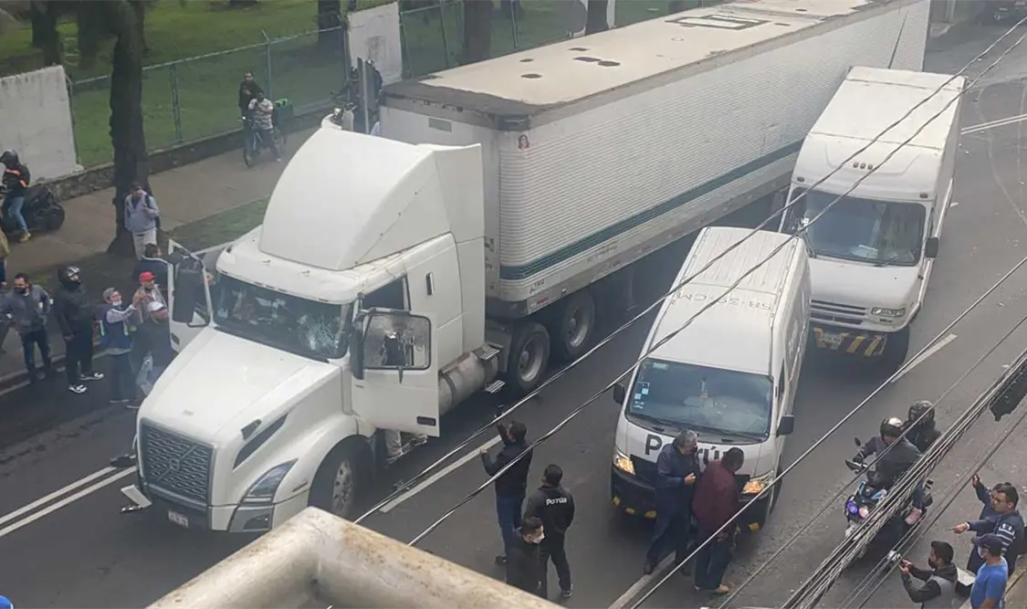 El operador del tráiler y su acompañante refirieron que tras el incidente fueron agredidos. Cortesía