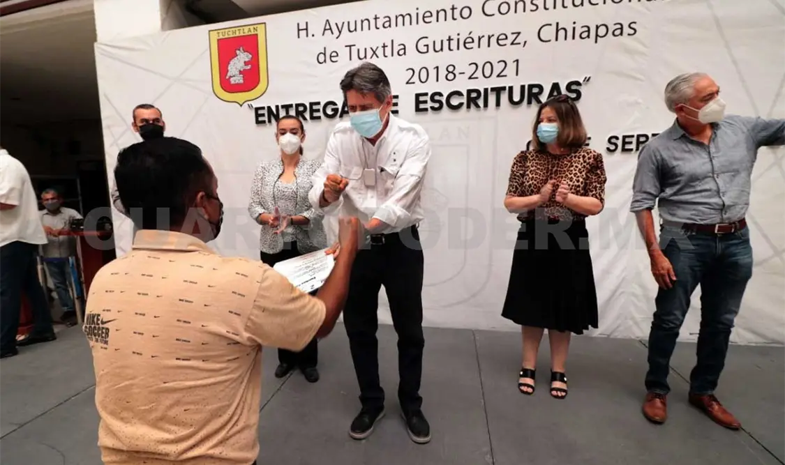 Morales Vázquez destacó que durante su administración se ha logrado entregar más escrituras a un mayor número de familias. CP