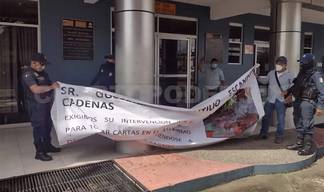 Los empresarios se manifestaron con mantas para exponer públicamente a Calderón Sen por un adeudo desde el año pasado. Ramón García / CP