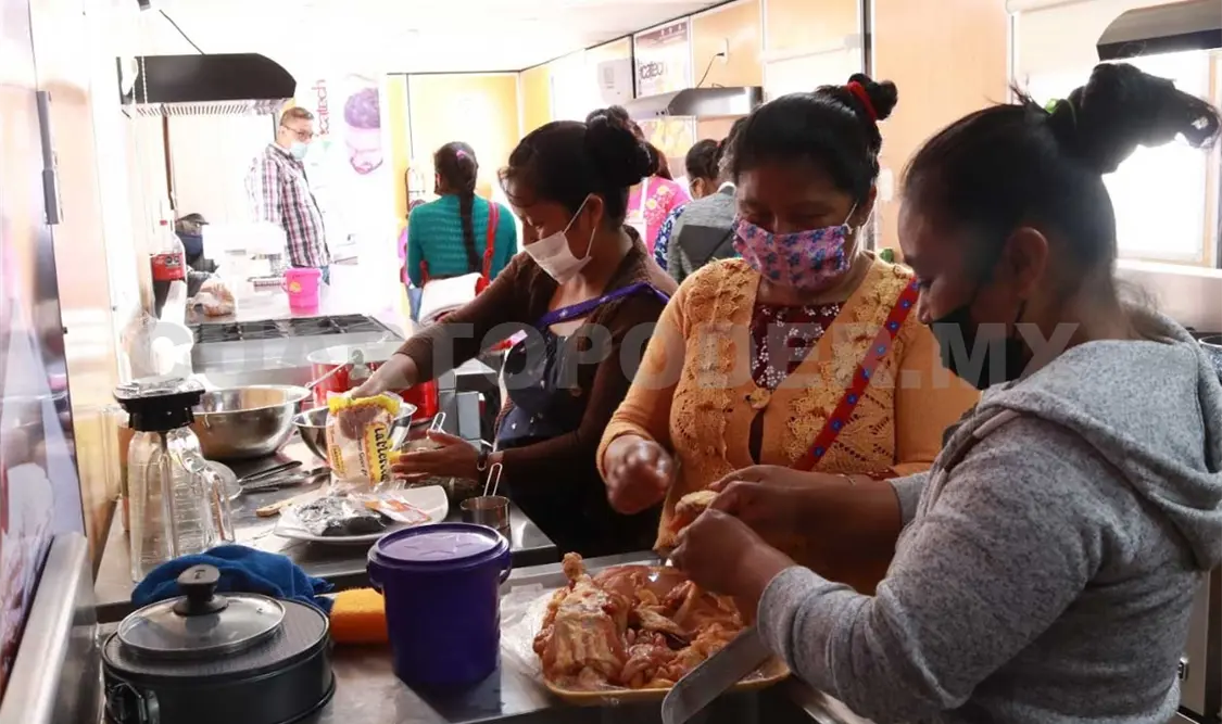 Se brinda Curso de Capacitación de “Cocina básica”, a través del Aula Móvil instalada en el municipio de Chanal. CP