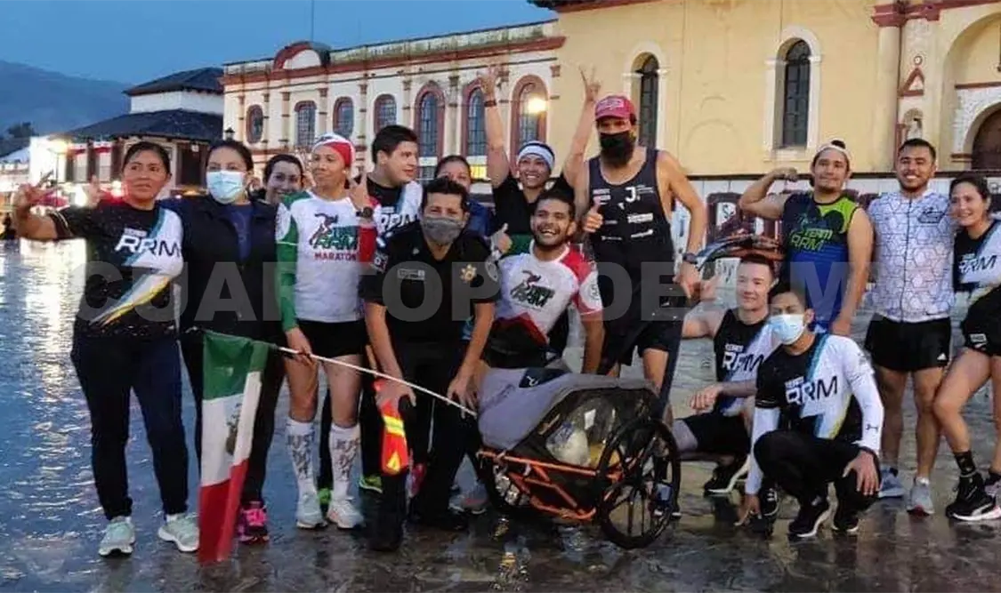 El atleta alemán, Jonas Deichmann, que realiza una carrera con causa, fue bien recibido a su arribo a la ciudad de SCLC. Cortesía