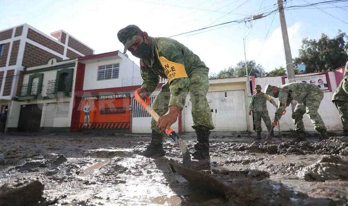 Las intensas lluvias que se han presentado en Tabasco provocaron la anegación de colonias, calles y el deslave de cerros. Twitter