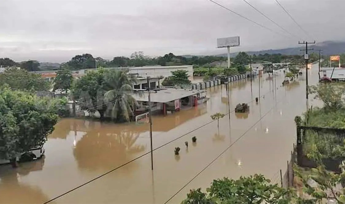 Las calles del municipio de Pichucalco amanecieron totalmente inundadas. Cortesía
