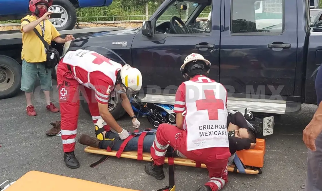 La persona en desgracia quedó debajo de la camioneta Ford tipo Ranger tras el fuerte impacto. Ulises López / CP