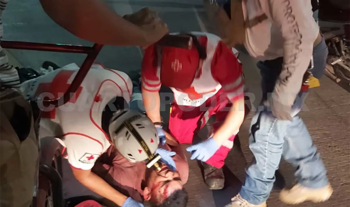 Con una fractura en una de sus extremidades resultó el joven ciclista, por lo que fue llevado a un hospital. Ulises López / CP