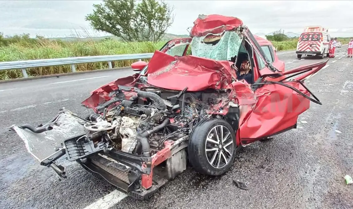 Entre los fierros retorcidos de la unidad que conducía quedó sin vida el joven conductor. Cortesía