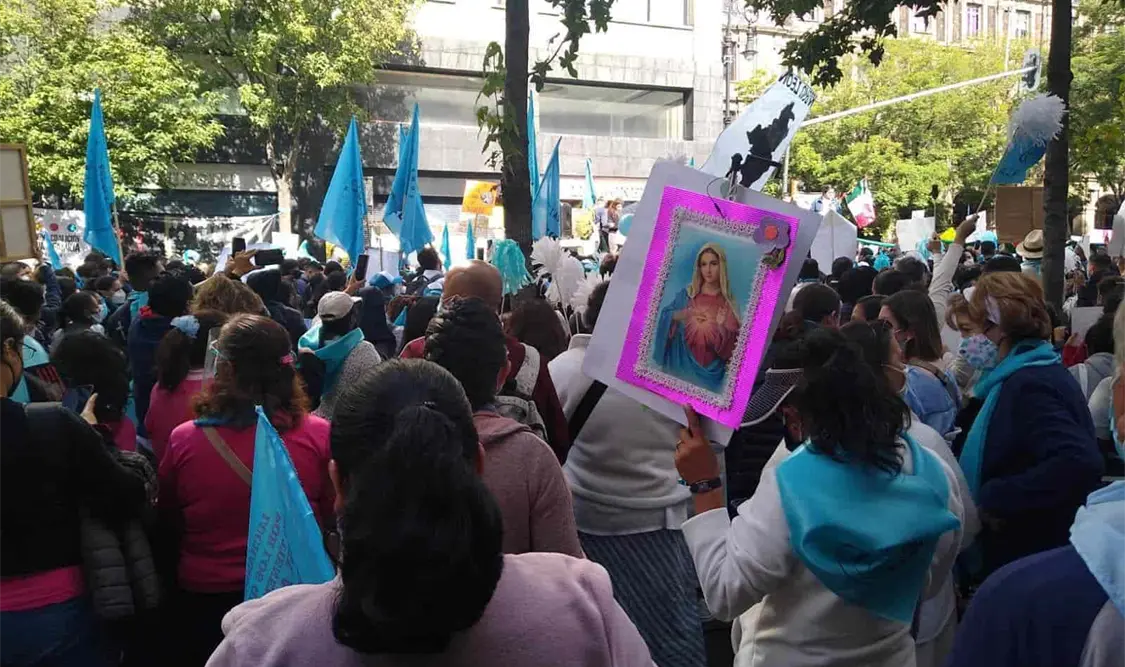 Los manifestantes también gritaban “¡déjalo latir!”, alentados por el audio del corazón de un niño. El Universal