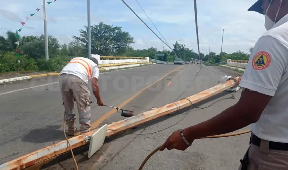 Vientos provocan caída de postes de energía