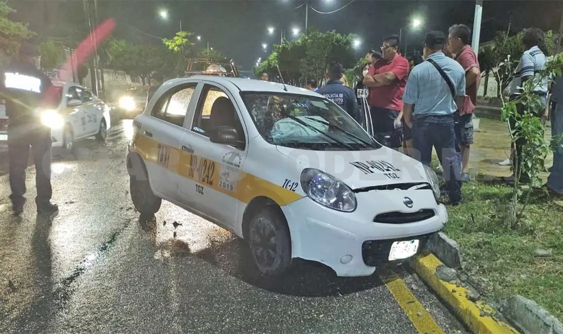Mujer pierde el control y atraviesa ambos carriles