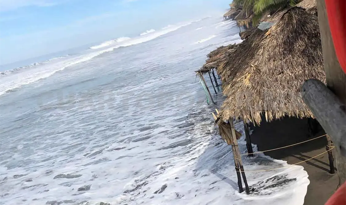 Fuerte oleaje amenaza con desaparecer palapas