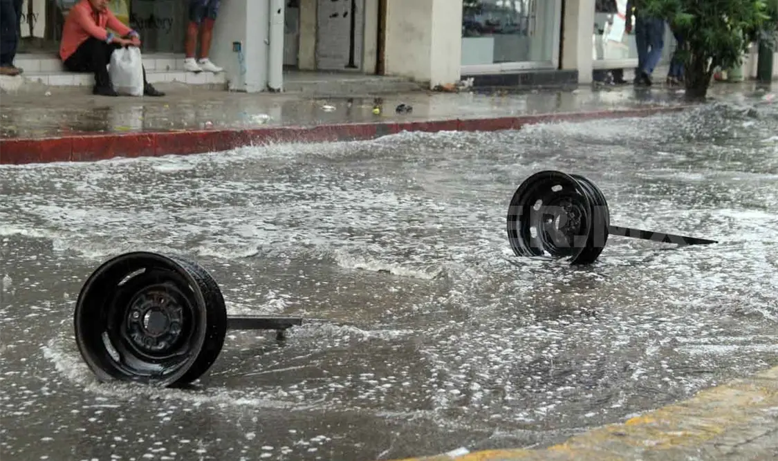Común el arrastre de vehículos por lluvias
