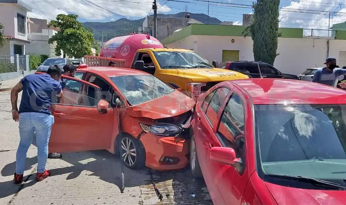 Una mujer queda lesionada en carambola vehicular