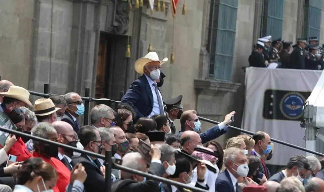 Ken Salazar se encontraba observando el paso del desfile en el espacio habilitado para invitados. Twitter