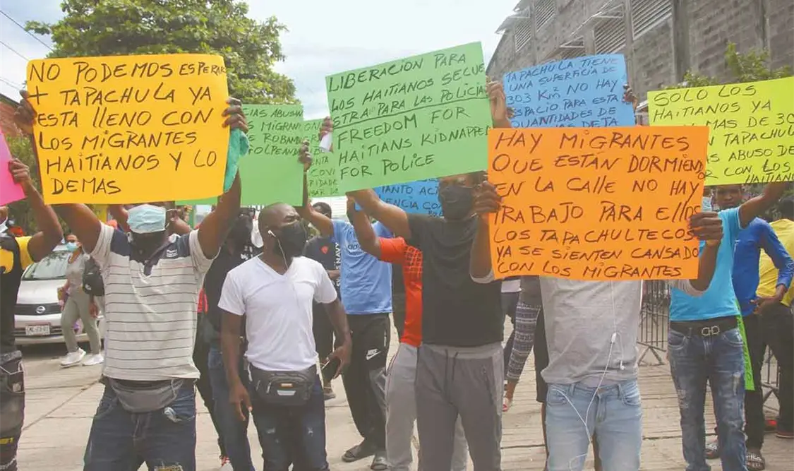 Migrantes haitianos bloquean carretera