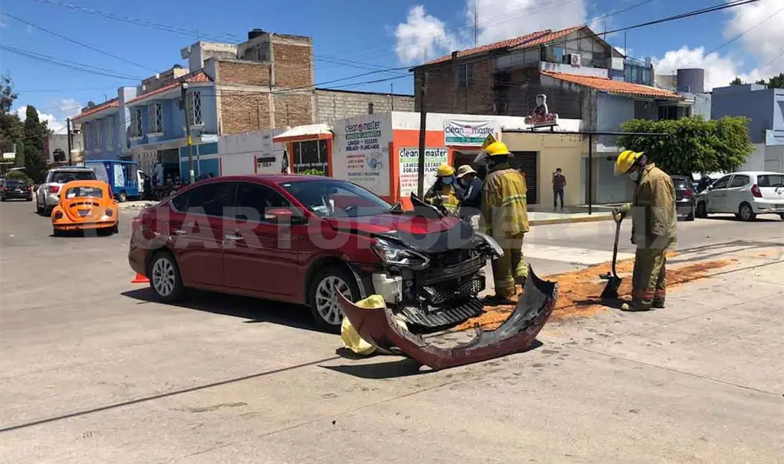 Despistada se pasa la preferencia y provoca carambola