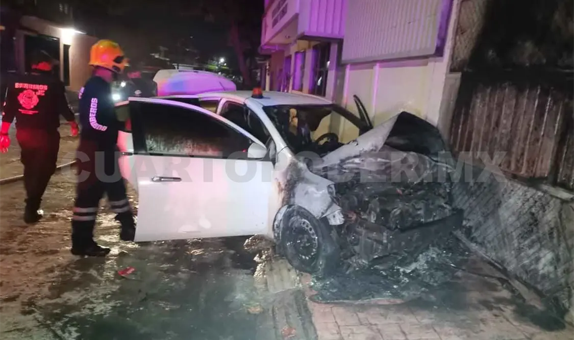 Arrojan bomba molotov a automóvil y se incendia