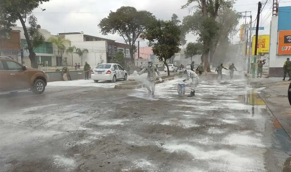 La Guardia Nacional ya trabaja en el desalojo del agua con maquinaria y vactors. Twitter