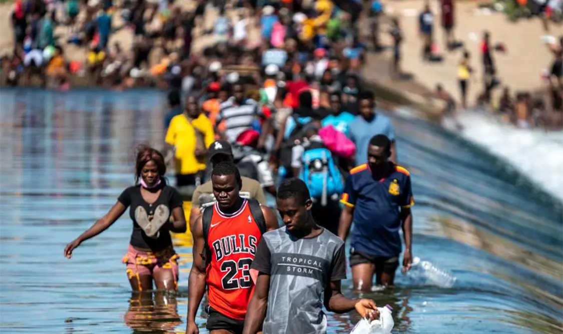 “Los haitianos no llegan a sentarse en la plaza o buscar un albergue, van directo al cruce”, informó el funcionario. Cortesía