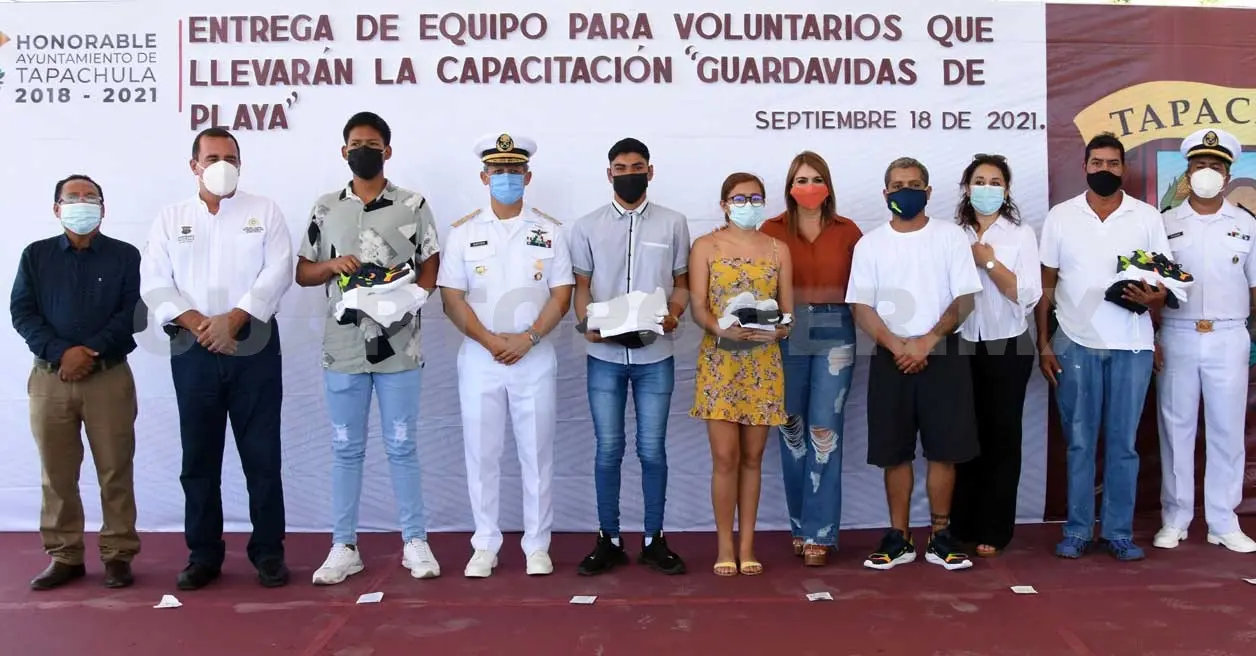 La presidenta municipal, Rosa Irene Urbina, hizo entrega de los uniformes a seis voluntarios del programa. CP