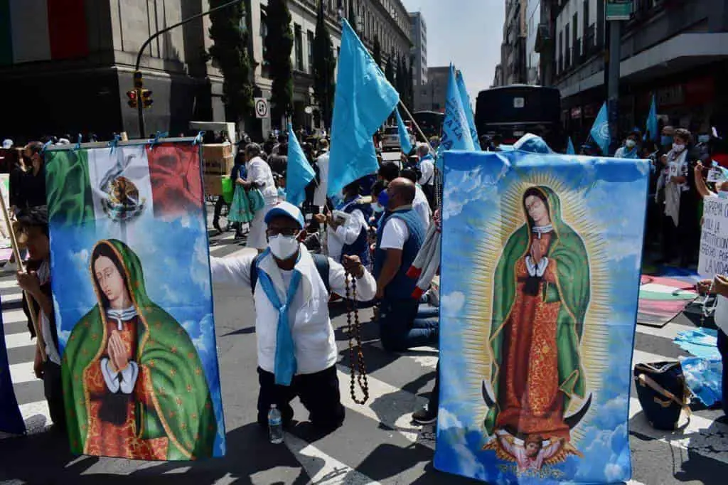 Los manifestantes comenzaron a rezar e hincados repitieron el padrenuestro. Cortesía