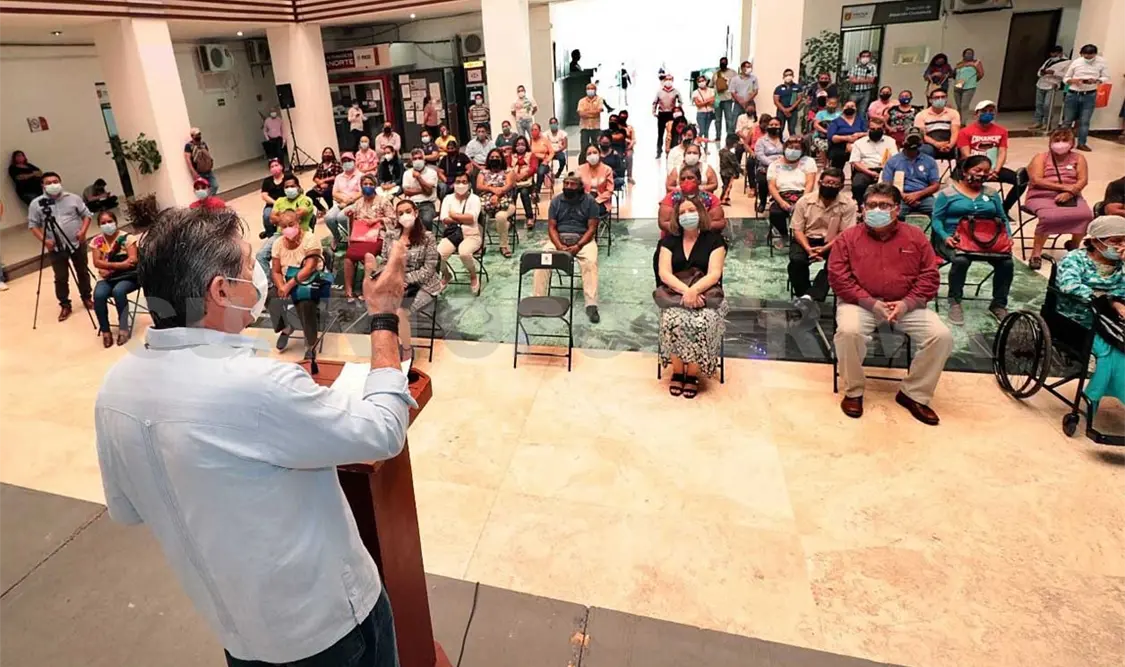 Entrega edil escrituras a familias tuxtlecas