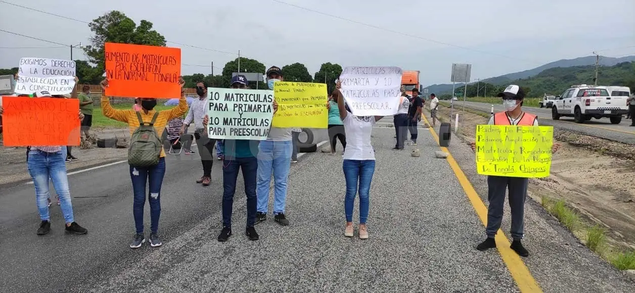 Aspirantes de la Normal bloquean carretera