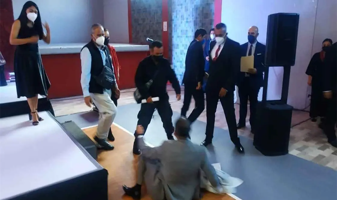 Golpean a regidores en pleno informe