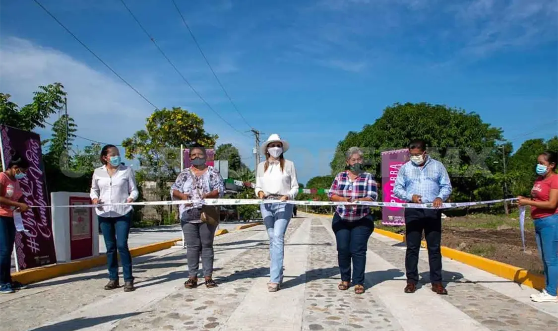 Inaugura Rosy Urbina pavimentación de calles