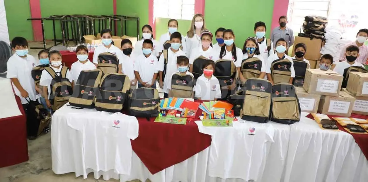Continúa entrega de apoyos escolares y salud