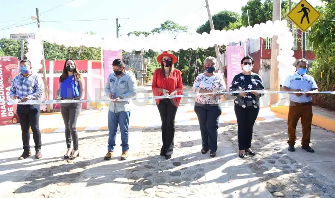 Urbina entrega pavimentación mixta de calles