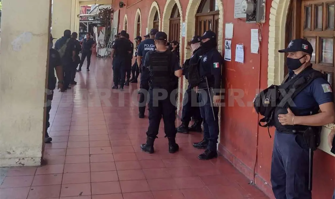 Protestan policías de Tuxtla Chico