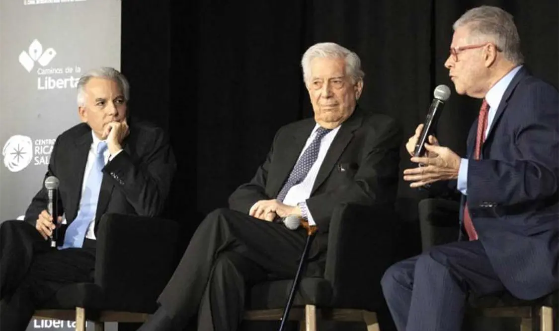 Una vida en palabras consta de diez episodios y fue presentado por Álvaro Vargas Llosa. Cortesía