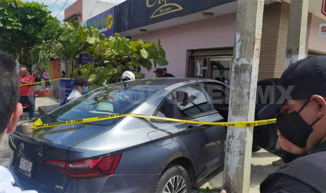 Sufre ataque epiléptico y se estrella en un negocio