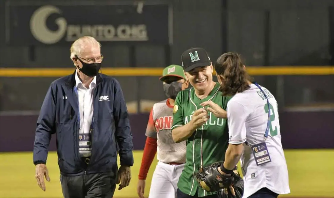 Durazo lanza primera bola en Campeonato