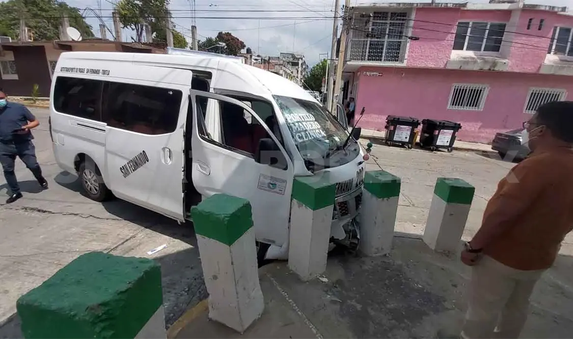 Se estrellan Urvan y Pick up; dos quedan lesionados