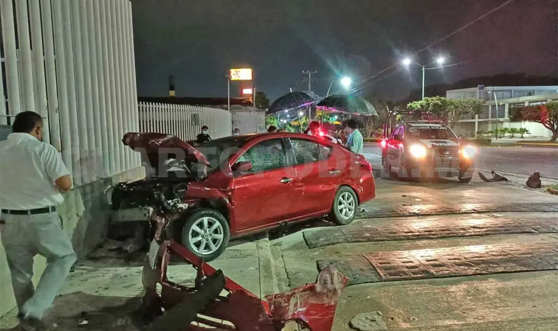 Se accidenta al ser impactado por auto “fantasma”