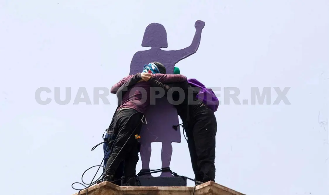 Las mujeres ingresaron al filtro que protegía la antigua glorieta y de donde fue retirada la estatua de Cristóbal Colon, para dar paso a una escultura de una mujer con el puño en alto. El Universal