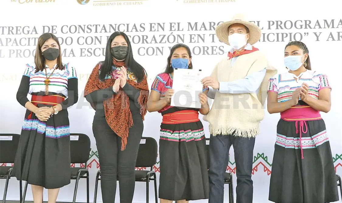 El mandatario encabezó la entrega de constancias del Programa Aulas Móviles: “Capacitando con el corazón en tu municipio”. CP
