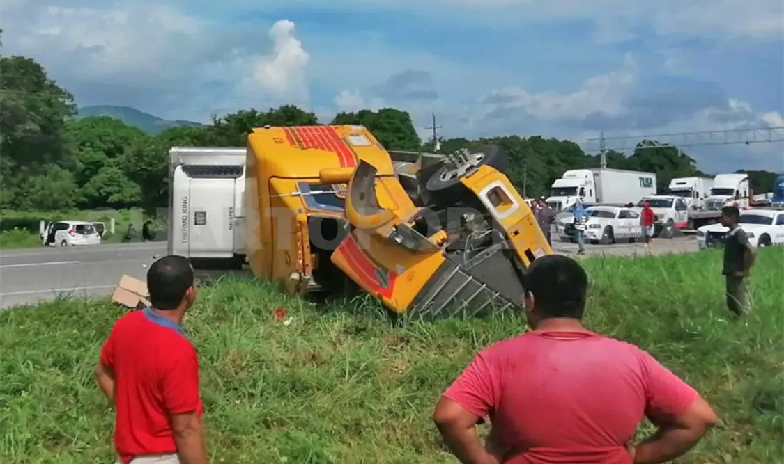 Al parecer el chofer se quedó dormido, perdió el control y cuando trató de reaccionar y realizar una maniobra brusca, terminó volcando. Noel Vázquez / CP