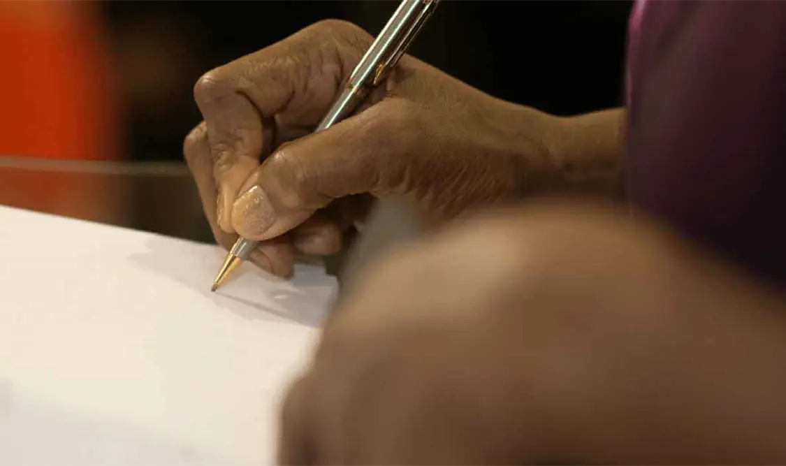 Cárcel a quien obligue a firmar en blanco