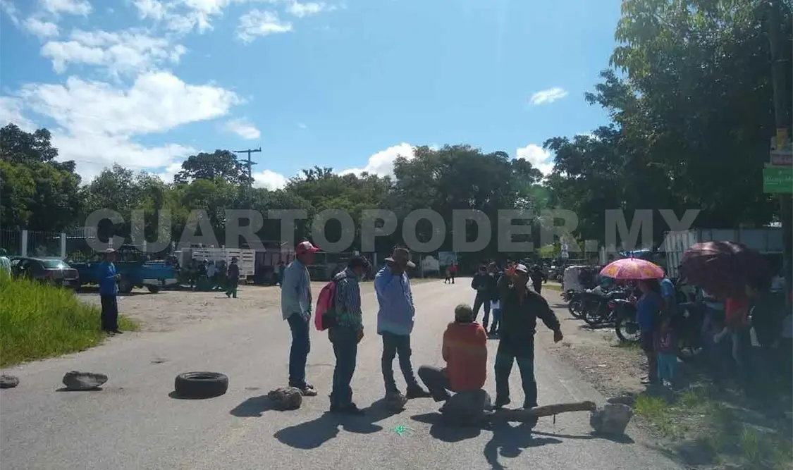 Integrantes de la OCEZ bloquean carretera