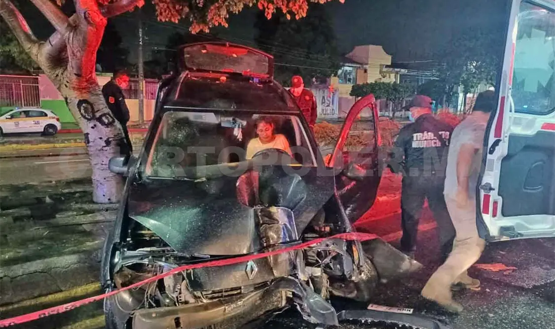 Mujer queda prensada al sufrir accidente vial